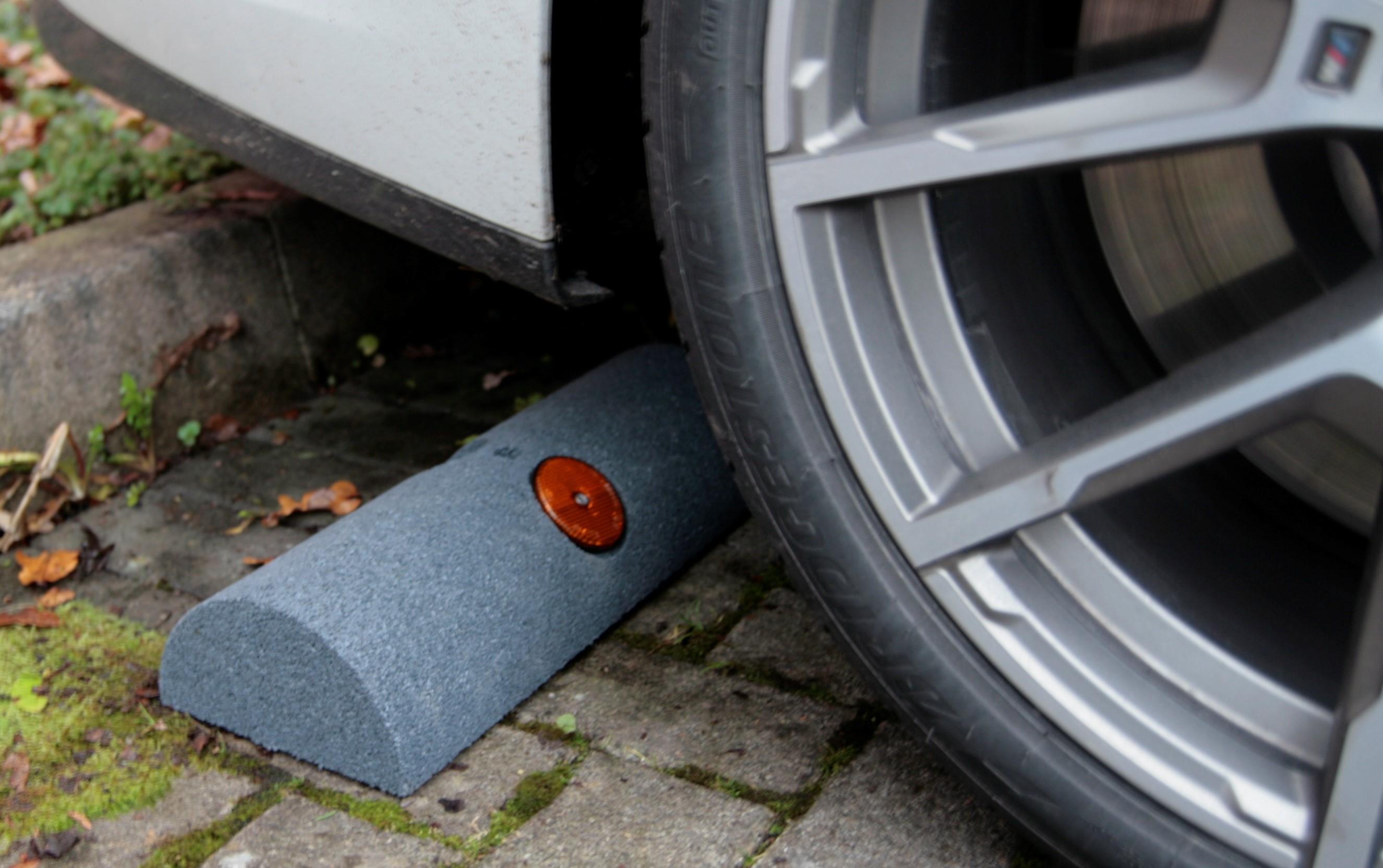 Gummi - Anfahrschutz Bumper 400x150x80 mm grau SZAGATO Gummi Anfahrschutz Bumper Rammschutz aus Gummigranulat Gummi Bordsteinrampe