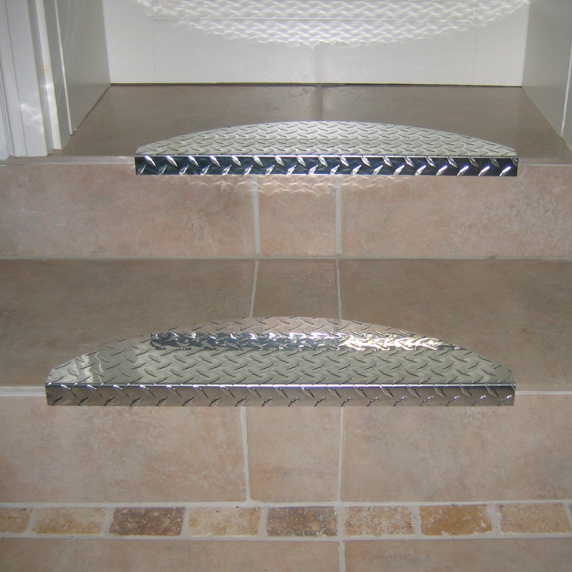 Stufenmatte aus Aluminium glänzend halbrund 60x18cm SZAGATO Made in Germany Treppenmatte Treppenmatte Stufenmatte Stufenmatten Aluminium ALU Metall